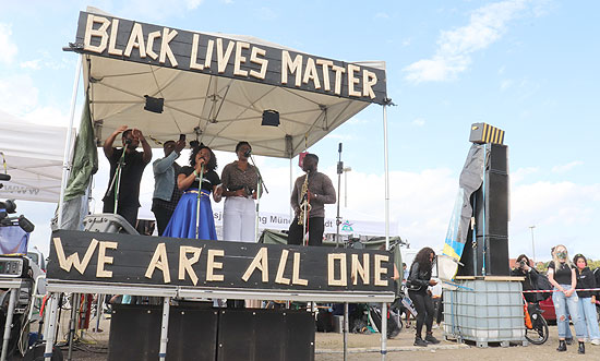 Kundgebung "Black Lives Matter" mit über 1.000 Demonstranten gegen Rassismus und Polizeigewalt am 11.07.2020 auf der Theresienwiese (©Foto: Martin Schmitz)